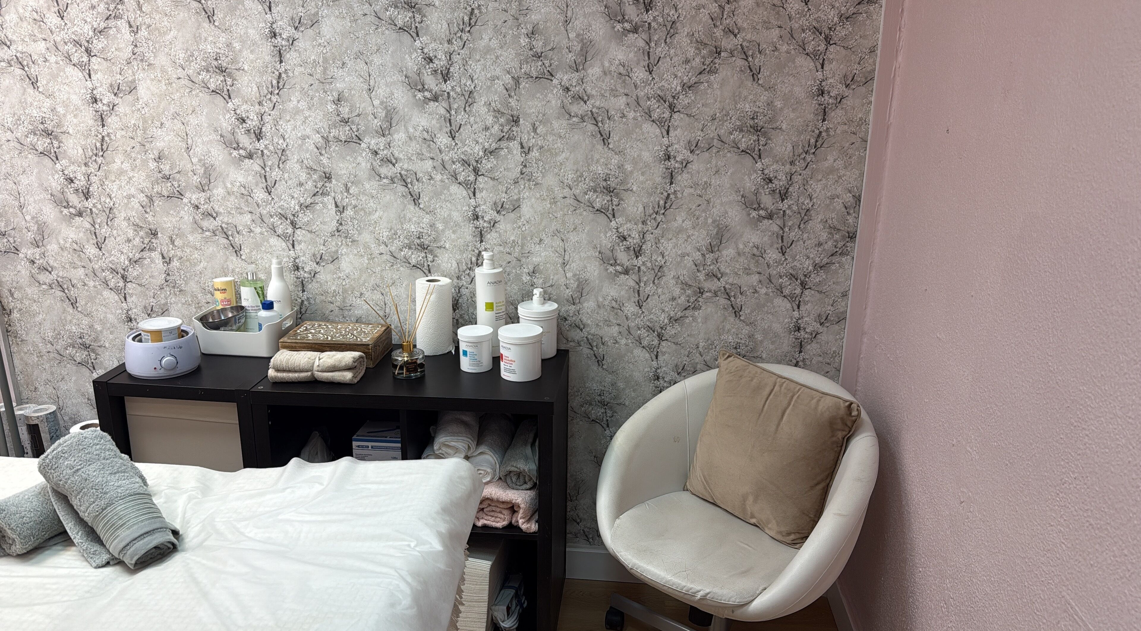 Espaço acolhedor em Vânia Rocha, Sacavém, Lisboa, PT, com cama de massagem e produtos de beleza prontos.