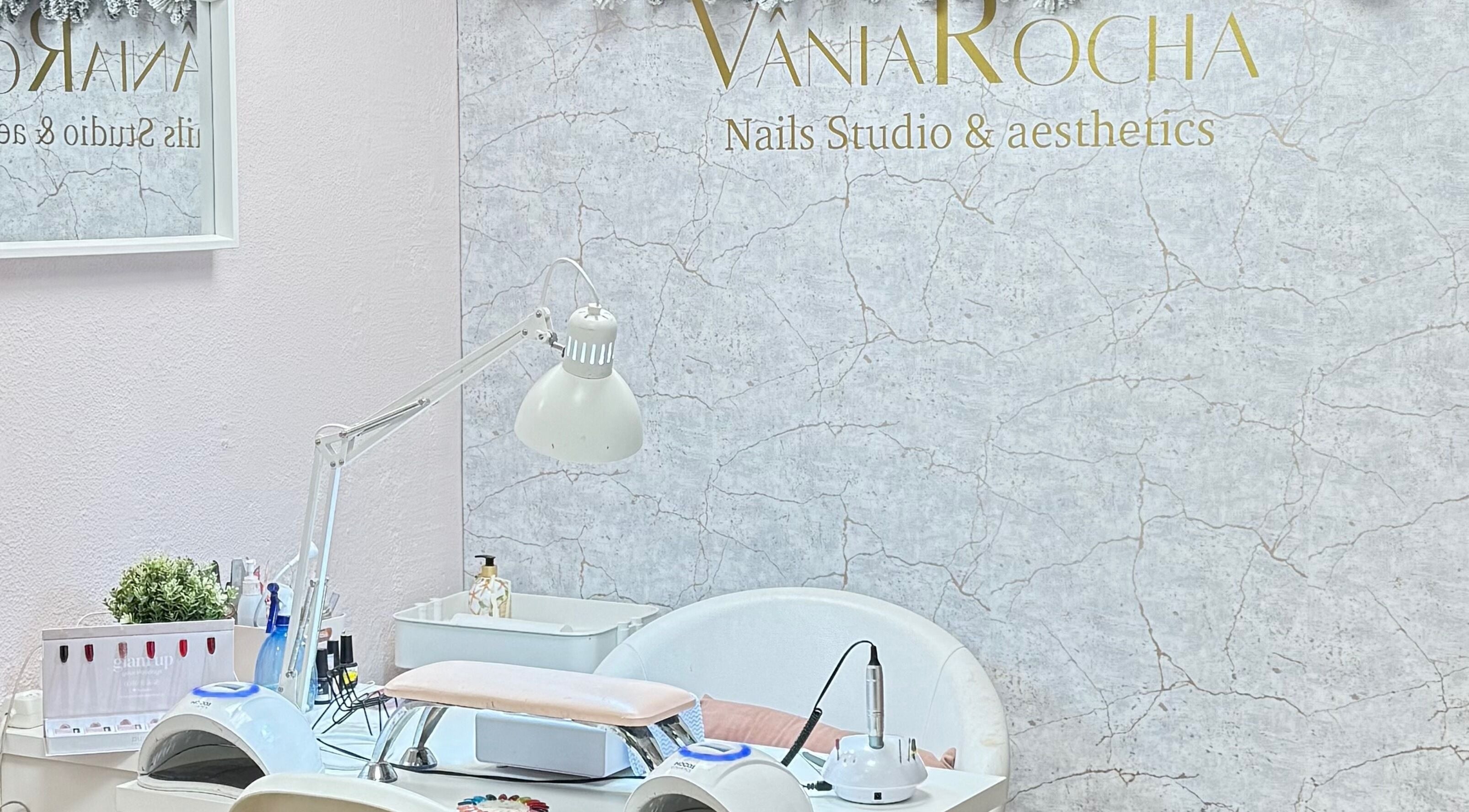 Interior do estúdio de unhas da Vânia Rocha em Sacavém, Lisboa, PT, apresentando uma mesa de manicure moderna.