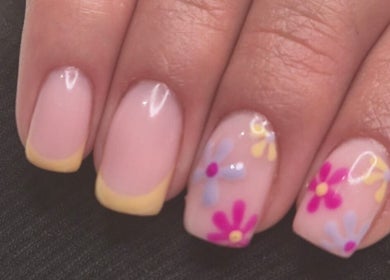 Manucure avec motifs floraux pastel chez Institut For Elles chez Steff à Viuz-en-sallaz, Auvergne-rhône-alpes.