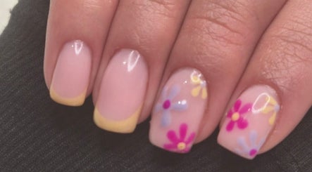 Manucure avec motifs floraux pastel chez Institut For Elles chez Steff à Viuz-en-sallaz, Auvergne-rhône-alpes.