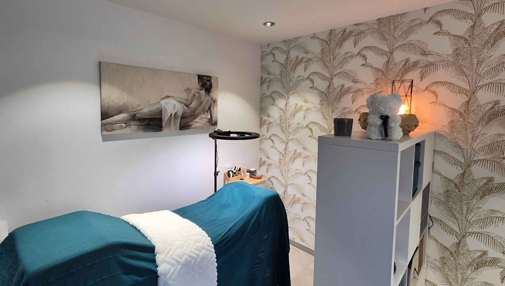 Salle de soin relaxante à Institut For Elles Bogève, Bogève, Auvergne-rhône-alpes, FR, avec une table de massage.