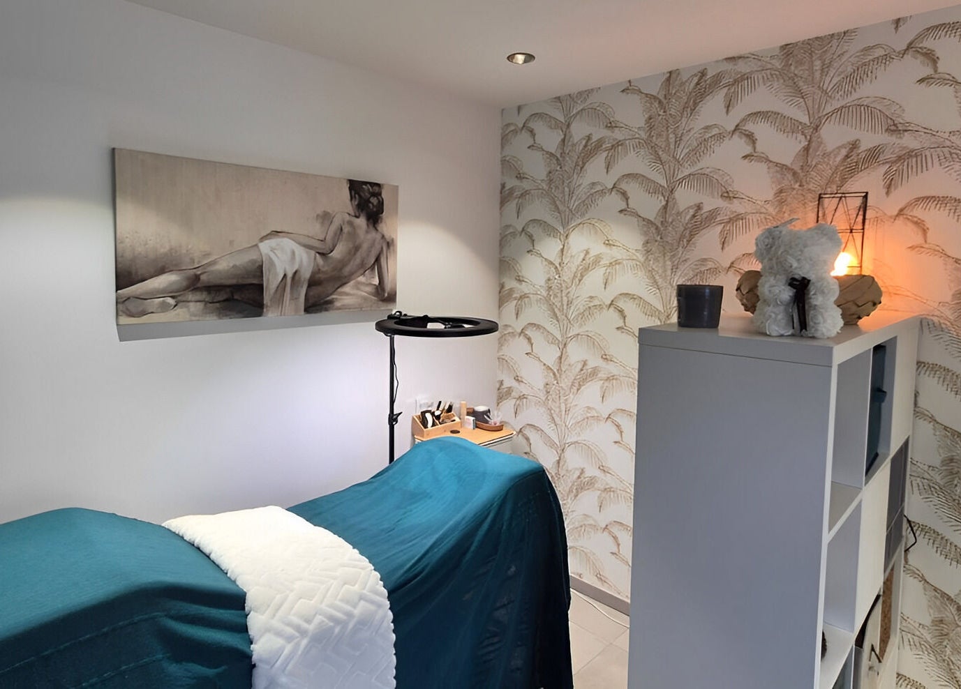 Salle de soin relaxante à Institut For Elles Bogève, Bogève, Auvergne-rhône-alpes, FR, avec une table de massage.