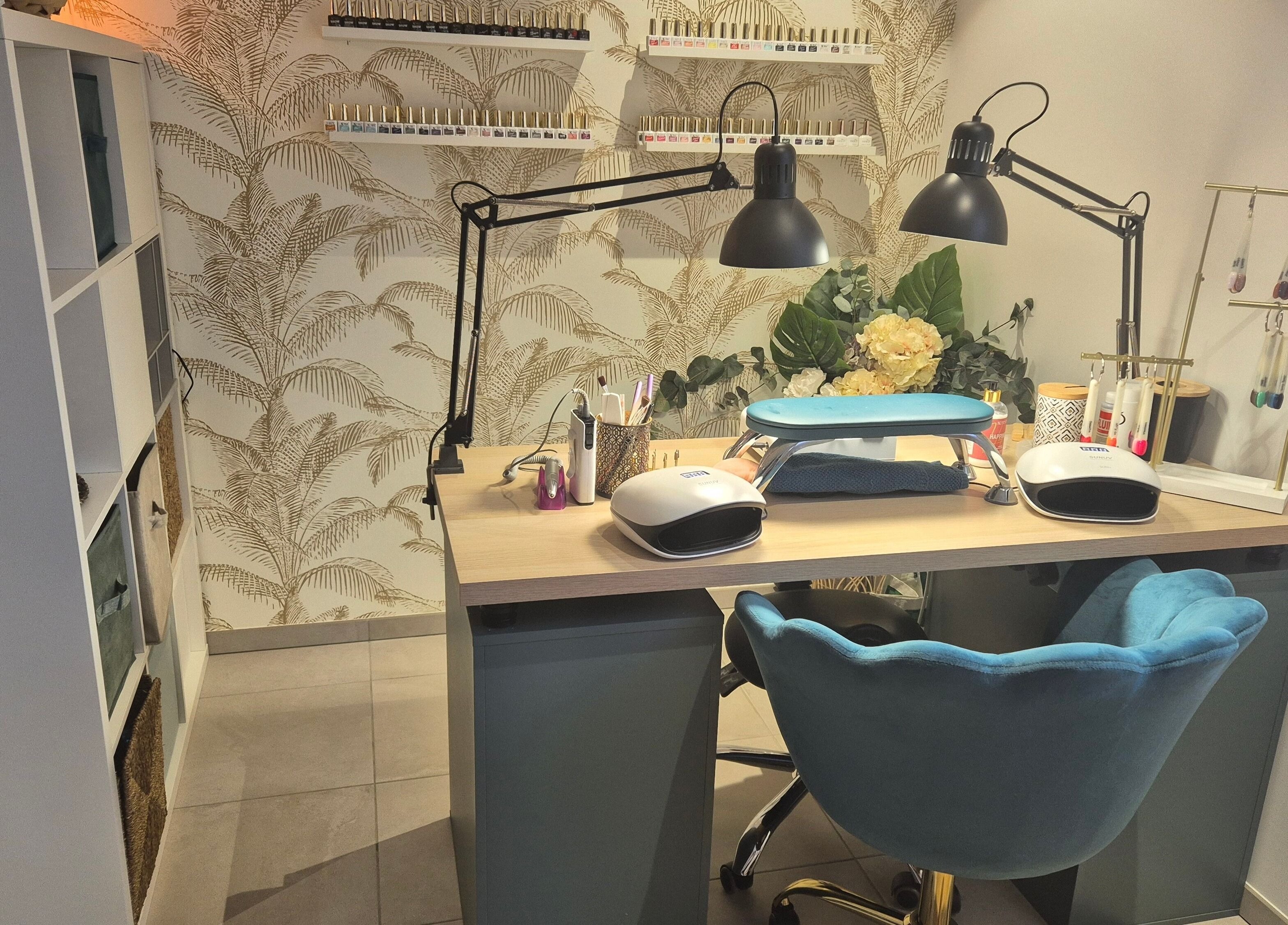 Espace manucure élégant à Institut For Elles Bogève, Bogève, Auvergne-rhône-alpes, FR. Décor moderne et chaleureux.