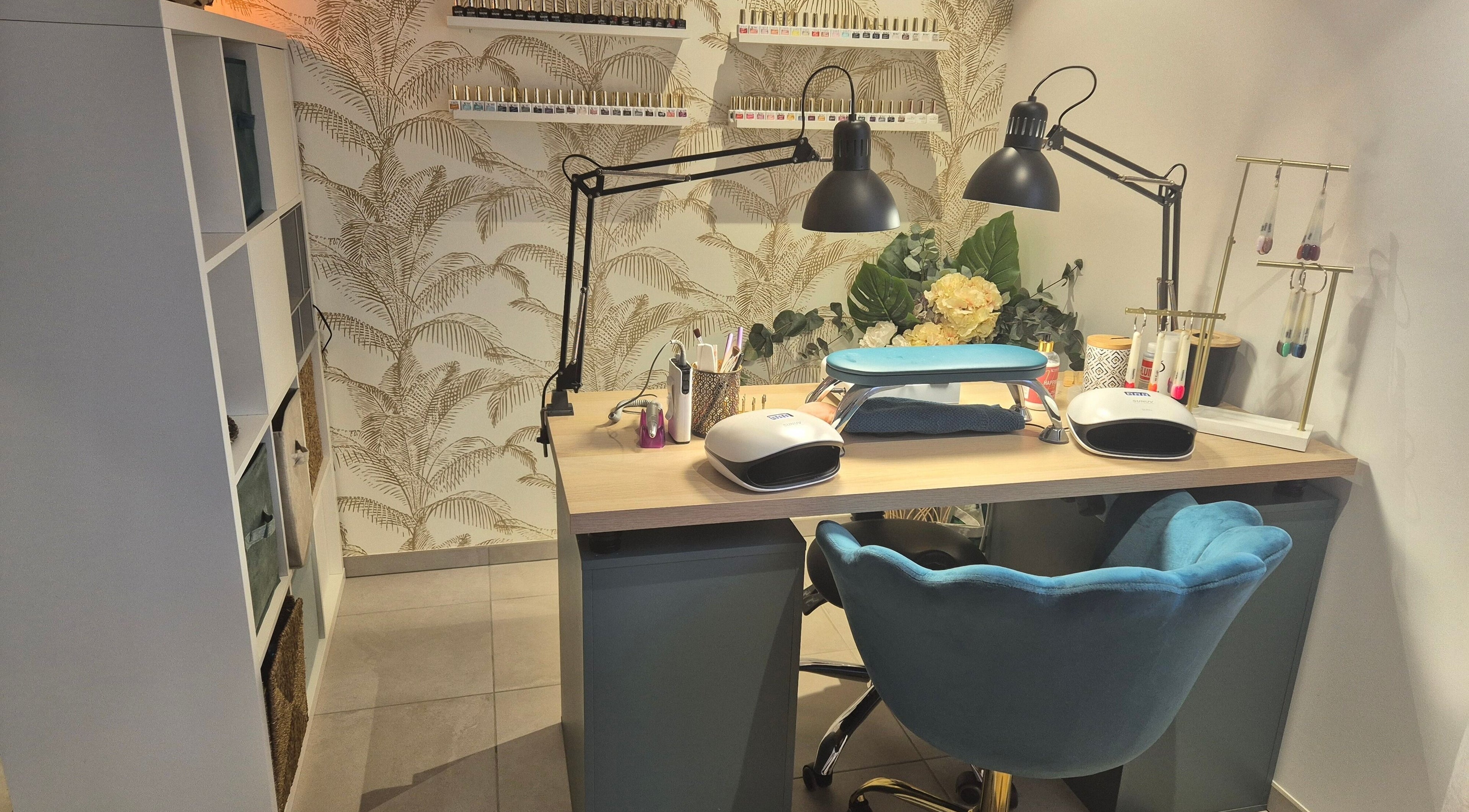 Espace manucure élégant à Institut For Elles Bogève, Bogève, Auvergne-rhône-alpes, FR. Décor moderne et chaleureux.