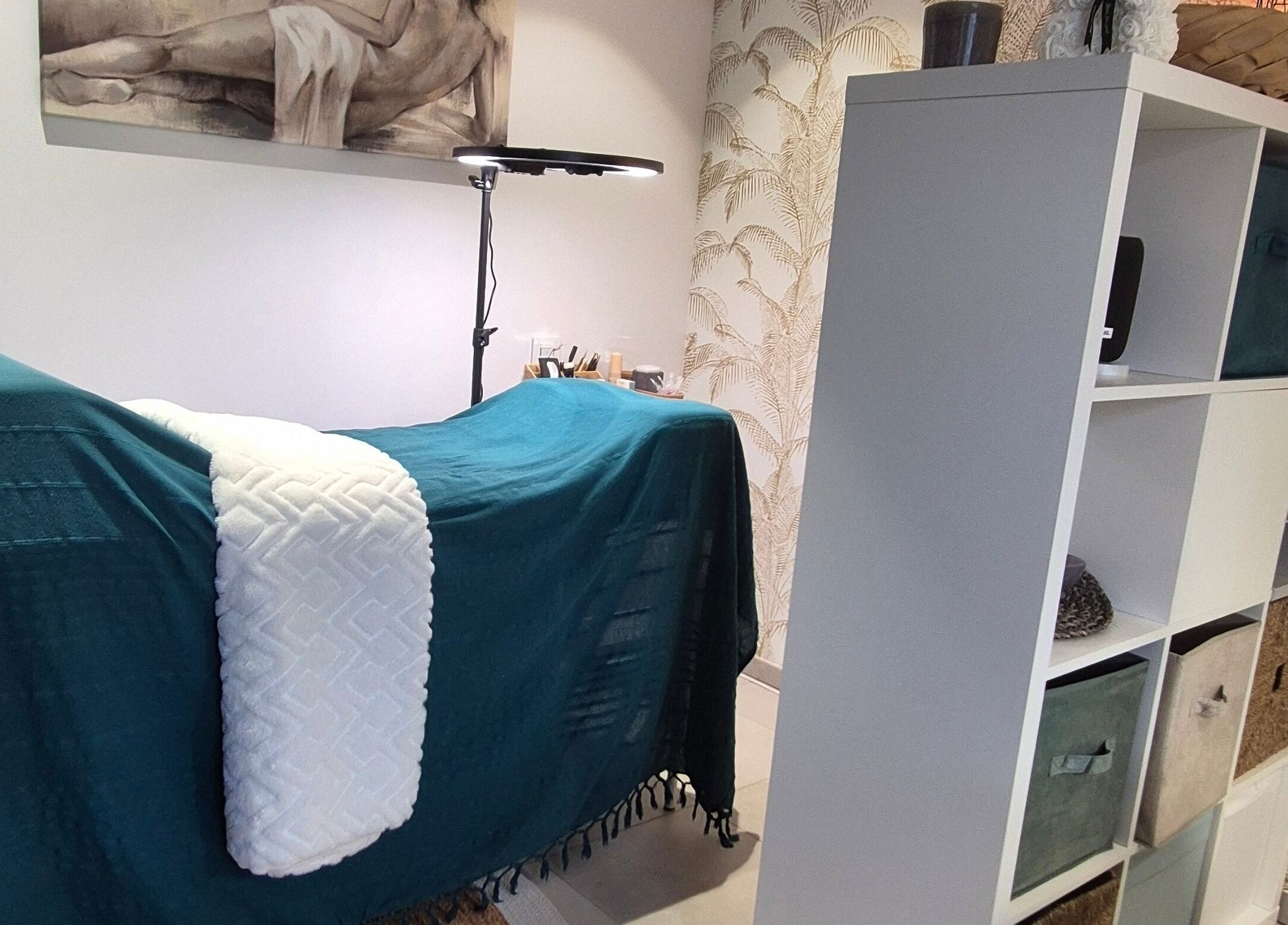 Salle de soin élégante à Institut For Elles Bogève, Bogève, Auvergne-rhône-alpes, FR.