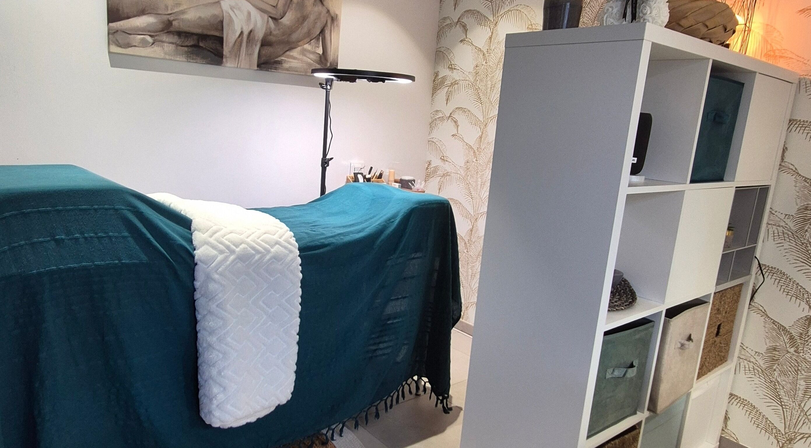 Salle de soin élégante à Institut For Elles Bogève, Bogève, Auvergne-rhône-alpes, FR.