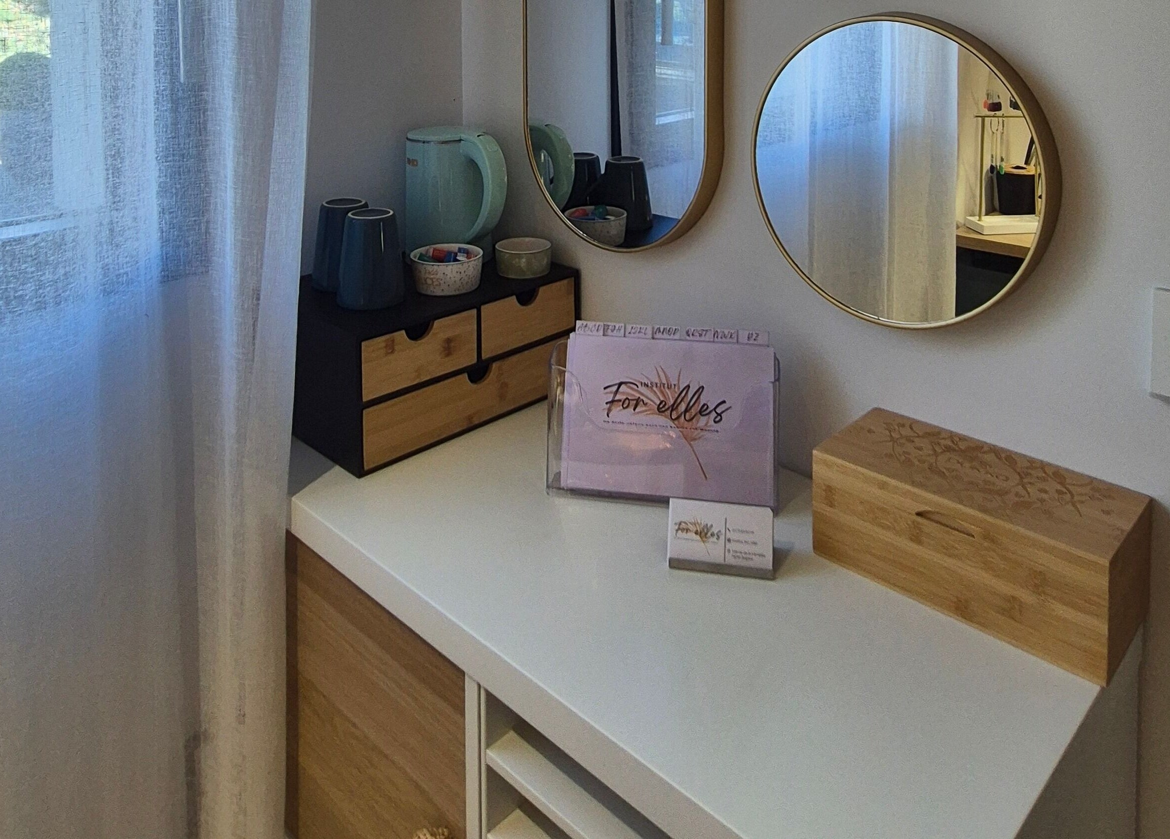 Intérieur moderne à l'Institut For Elles Bogève, reflet apaisant à Bogève, Auvergne-rhône-alpes, FR.