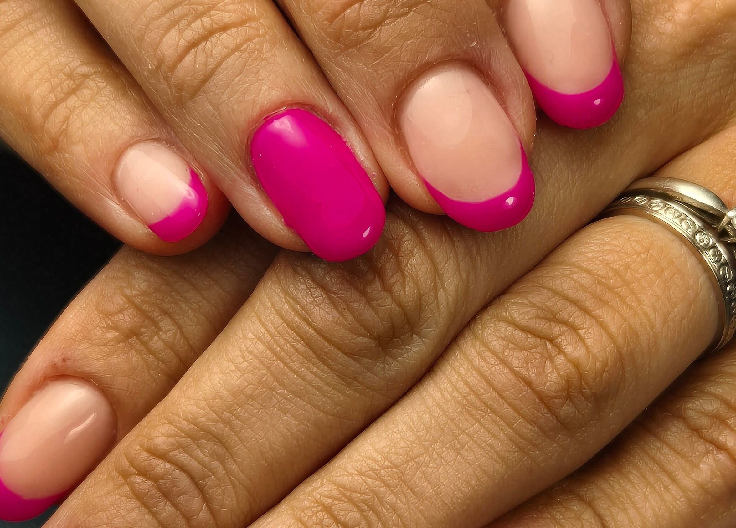 Manucure rose vif à Institut For Elles Bogève, Bogève, Auvergne-rhône-alpes, FR.