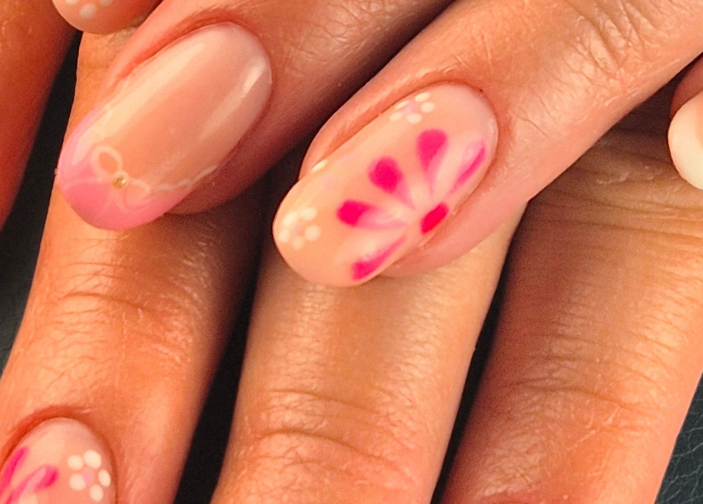 Design floral ongles réalisé à Institut For Elles Bogève, Bogève, Auvergne-rhône-alpes, FR.