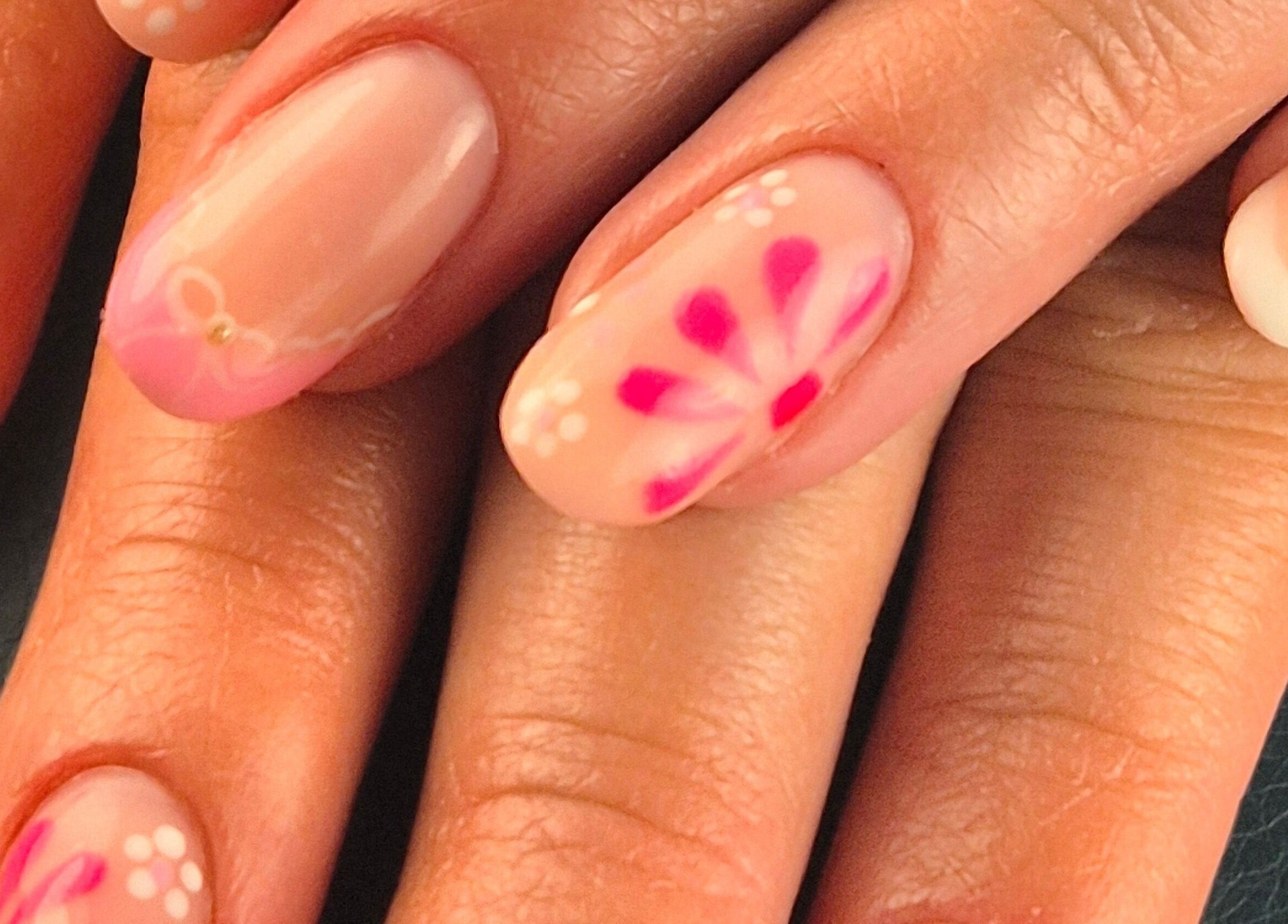 Design floral ongles réalisé à Institut For Elles Bogève, Bogève, Auvergne-rhône-alpes, FR.