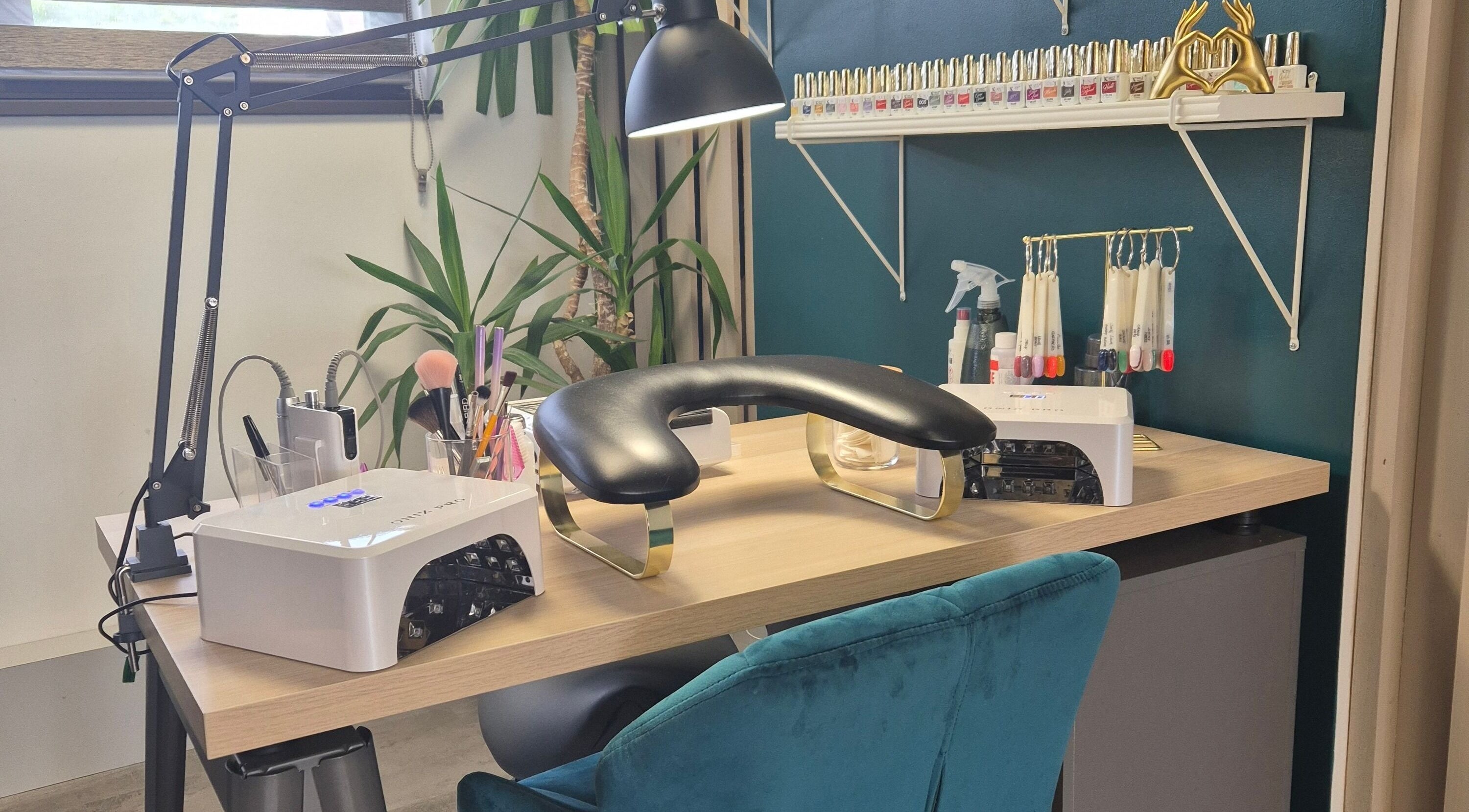 Espace manucure moderne à Institut For Elles Viuz en Sallaz, Viuz-en-sallaz, Auvergne-rhône-alpes, FR.