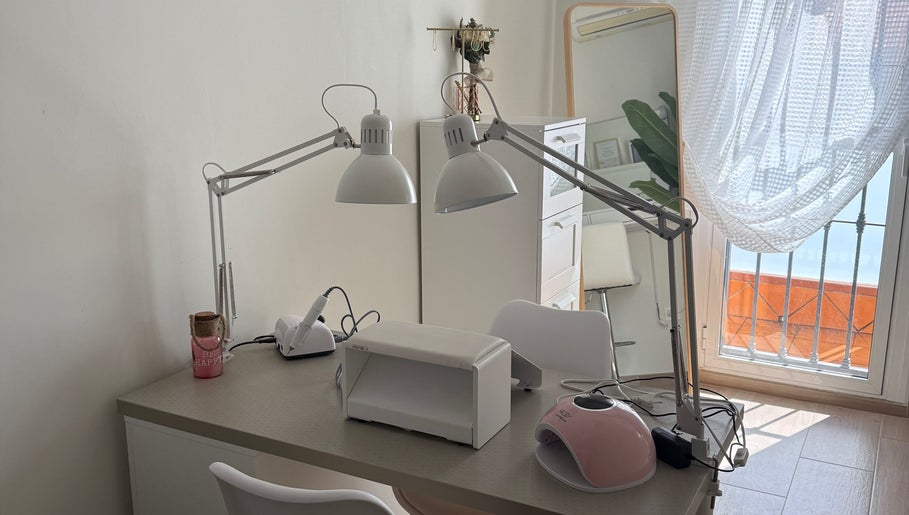 Mesa de manicura moderna en Gloria López Studio, Antequera, Andalucía, ES, con luz natural.