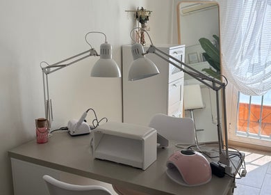 Mesa de manicura moderna en Gloria López Studio, Antequera, Andalucía, ES, con luz natural.