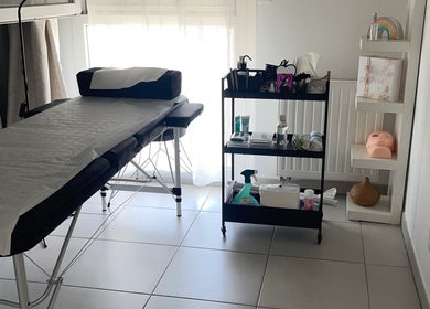 Salle de soins spacieuse à Royaume Du Cil, Monteux, Provence-alpes-côte D'azur, FR, avec table de massage.
