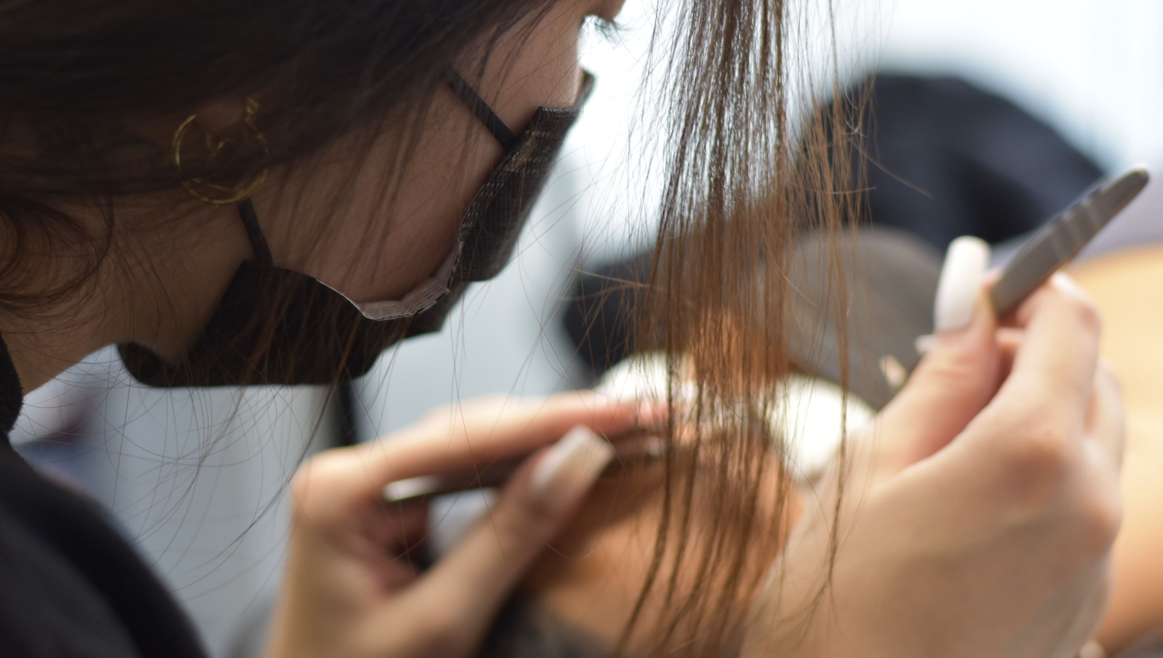 Esthéticienne appliquant des soins à Xten'Cils - XC Masters, Salon et Academy, Montréal, Québec, CA.