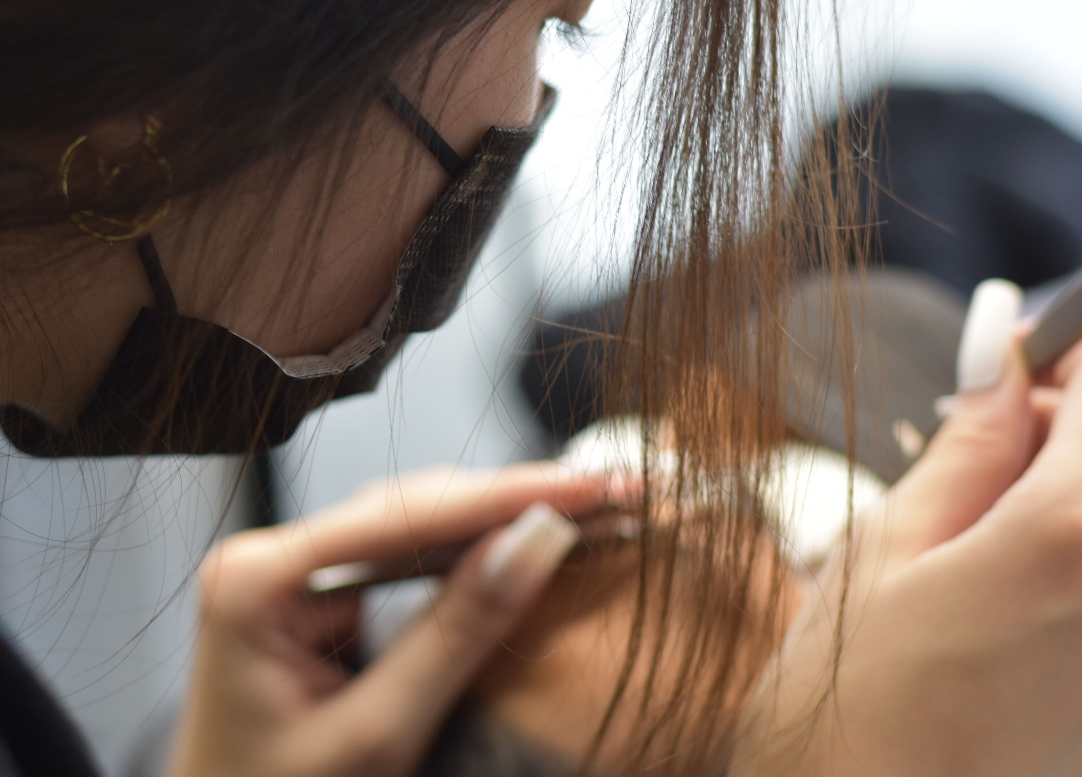 Esthéticienne appliquant des soins à Xten'Cils - XC Masters, Salon et Academy, Montréal, Québec, CA.