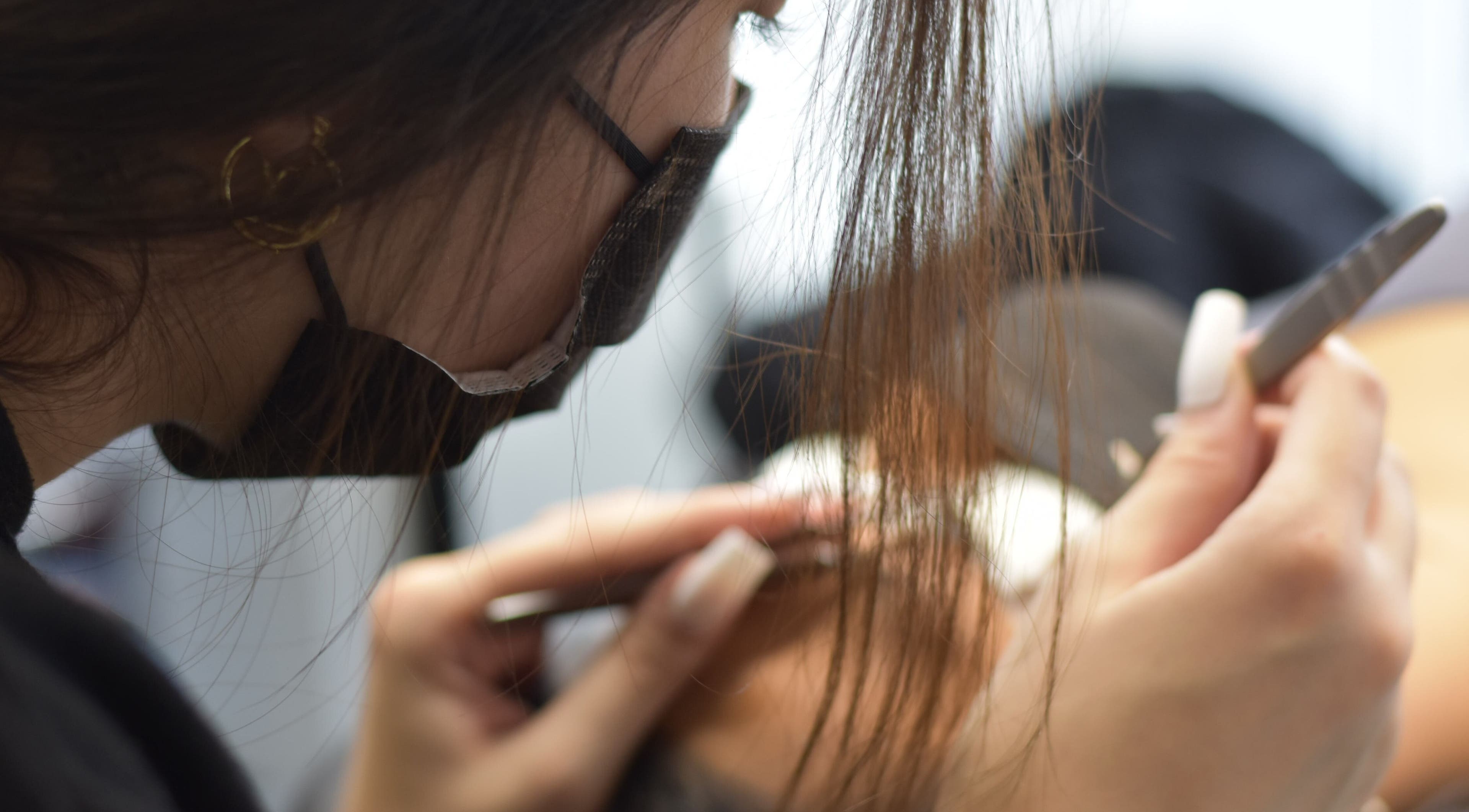 Esthéticienne appliquant des soins à Xten'Cils - XC Masters, Salon et Academy, Montréal, Québec, CA.