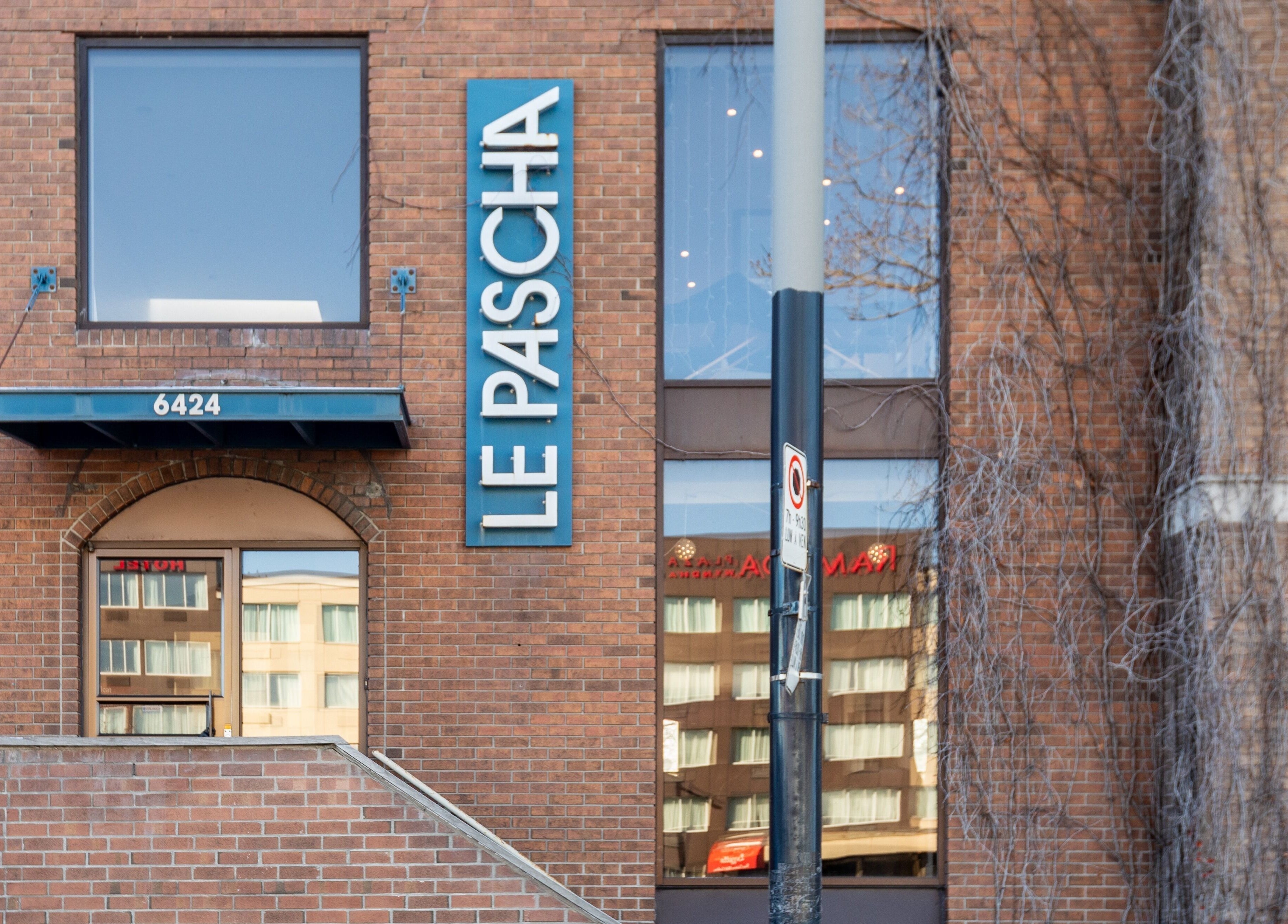 Façade du salon Xten'Cils - XC Masters, Salon and Academy à Montréal, Québec, CA. Architecture en briques rouges.