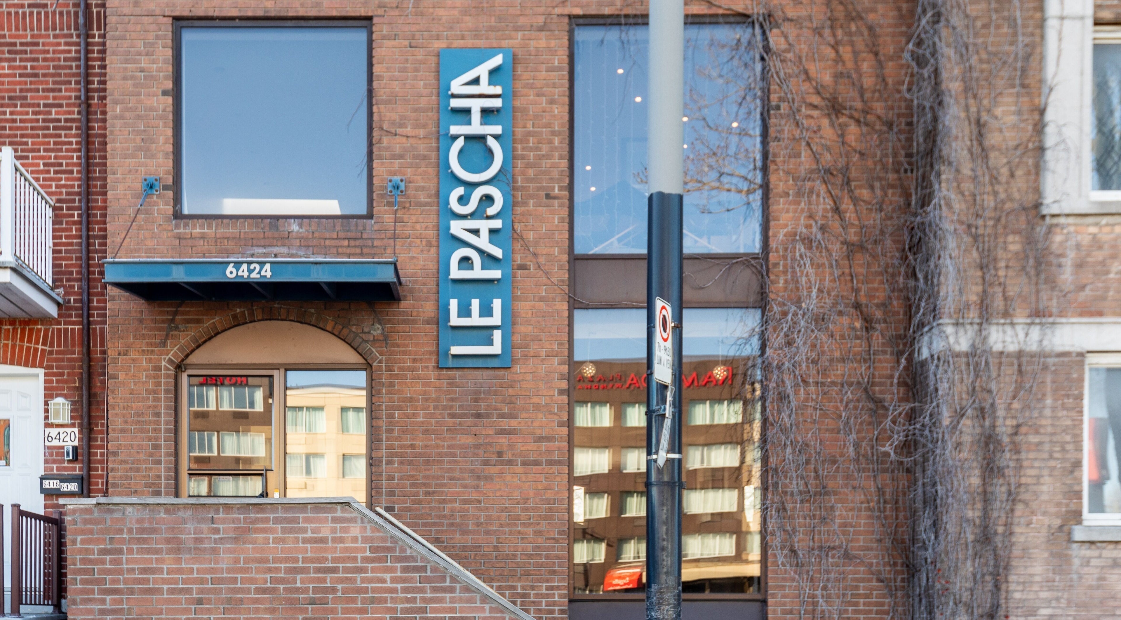 Façade du salon Xten'Cils - XC Masters, Salon and Academy à Montréal, Québec, CA. Architecture en briques rouges.