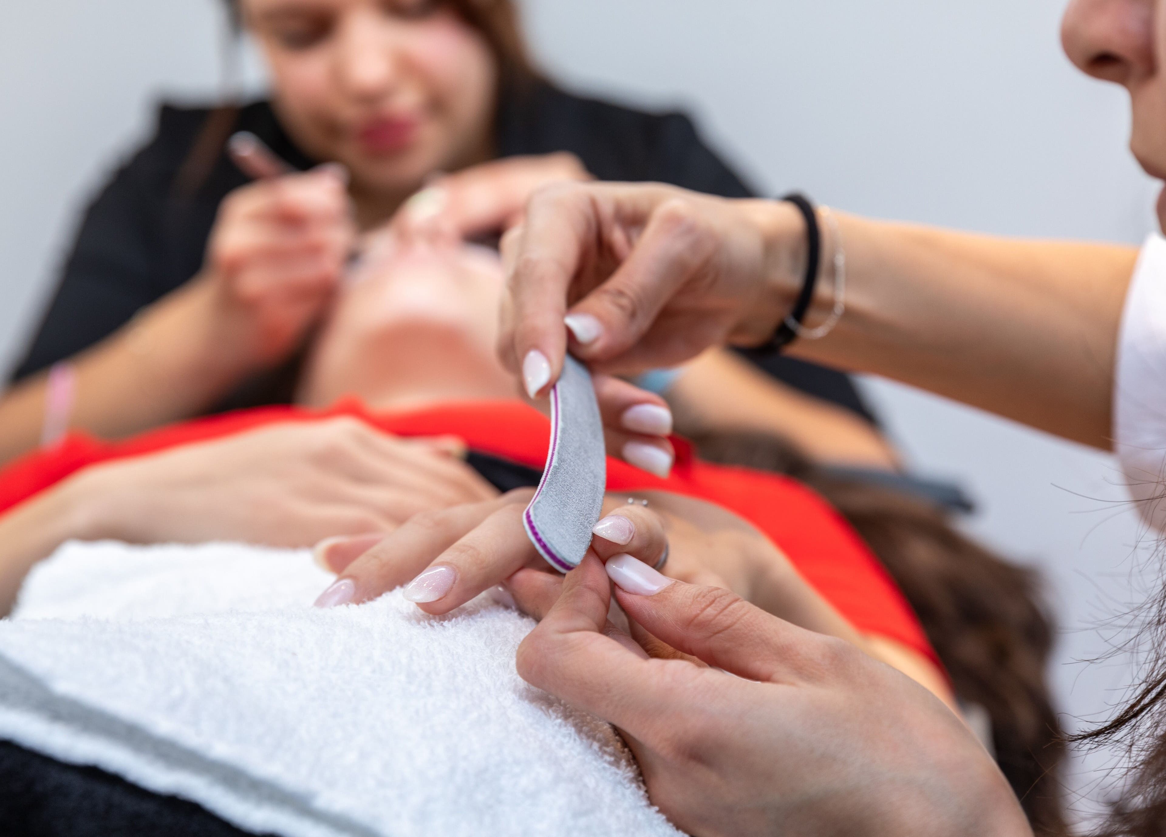 Manucure en cours à Xten'Cils - XC Masters, Salon et Academy, situé à Montréal, Québec, CA.