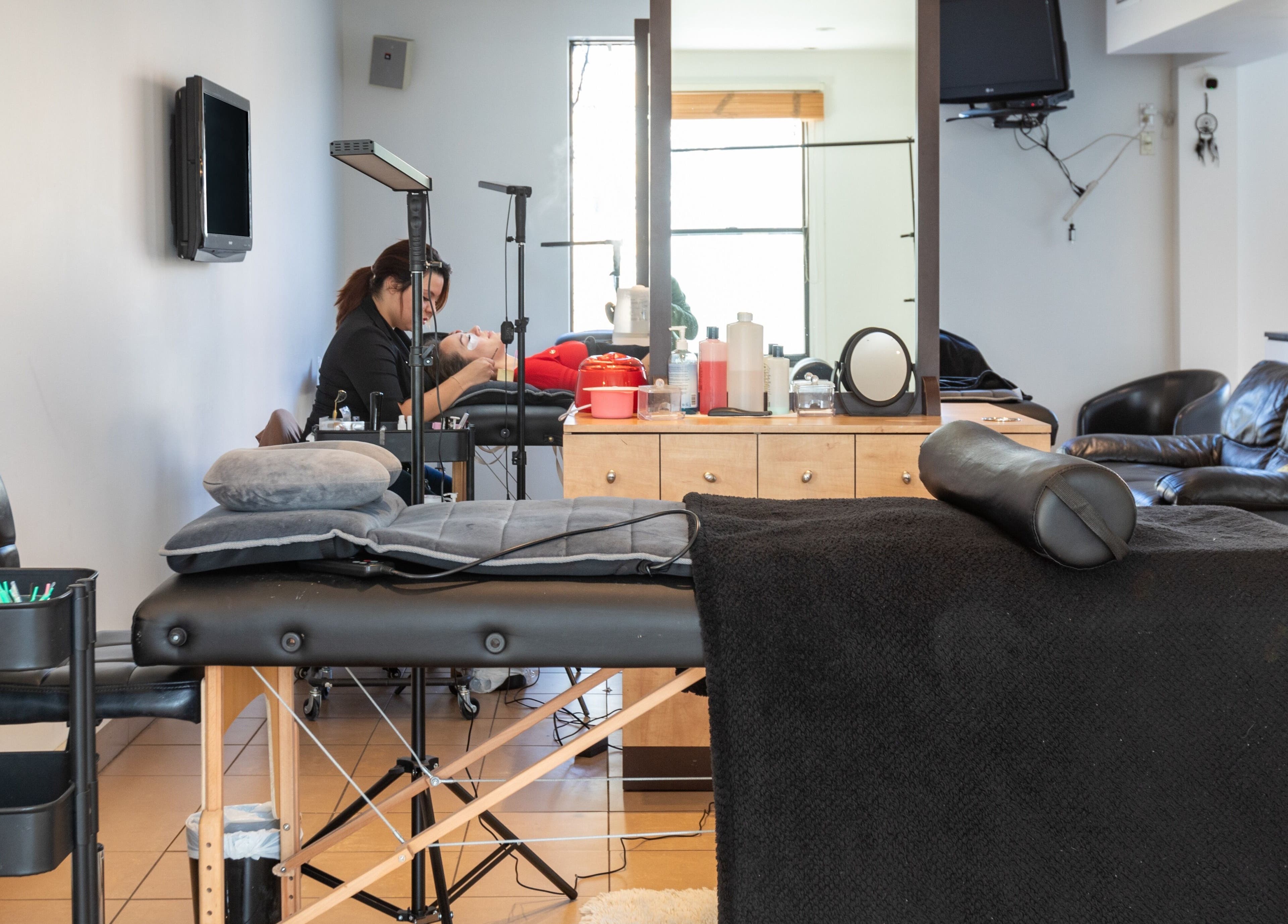 Salle de soin à Xten'Cils - XC Masters, Salon and Academy, Montréal, Québec, CA, avec thérapeute à l'œuvre.