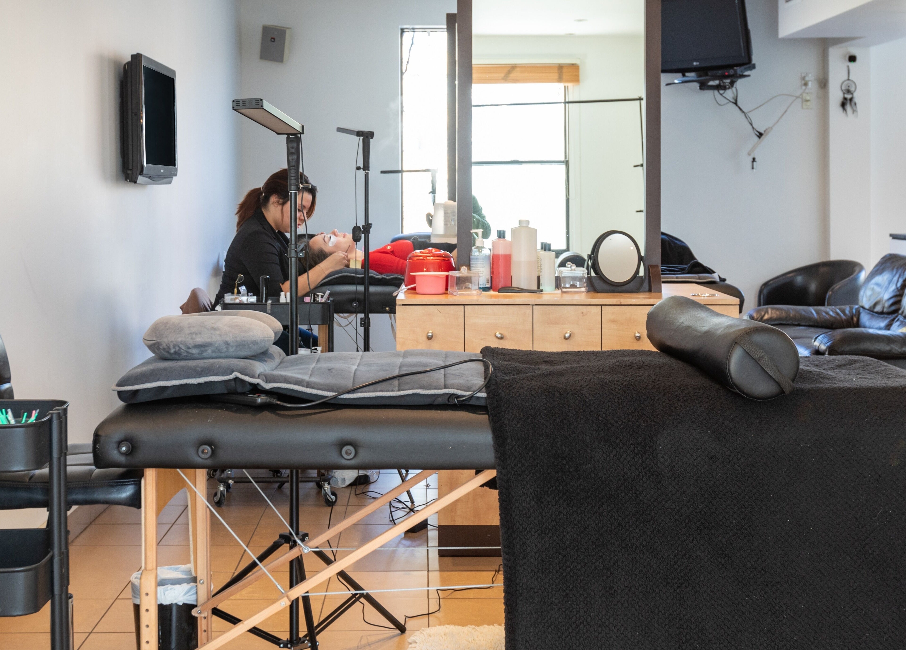 Salle de soin à Xten'Cils - XC Masters, Salon and Academy, Montréal, Québec, CA, avec thérapeute à l'œuvre.