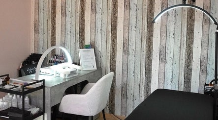 Intérieur de M & Nails Studio à Saint-laurent-de-mure, Auvergne-rhône-alpes, FR avec table de manucure élégante.