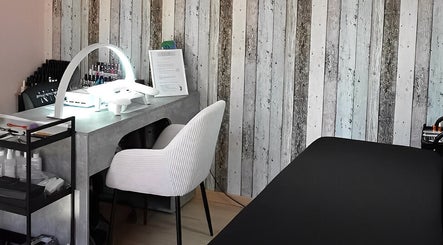 Table de manucure élégante chez M & Nails Studio, Saint-laurent-de-mure, Auvergne-rhône-alpes, FR.