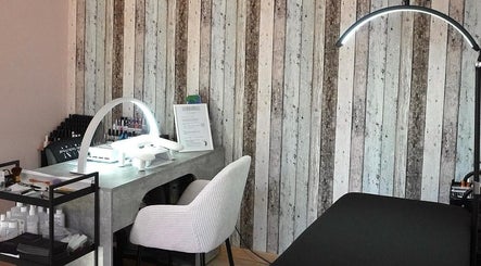 Espace moderne de M & Nails Studio à Saint-laurent-de-mure, Auvergne-rhône-alpes, FR avec coin manucure.