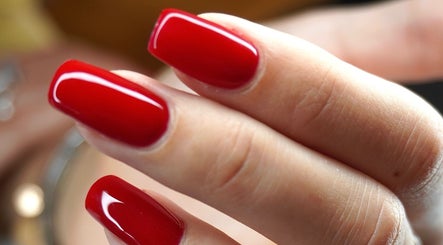Vernis à ongles rouge vif chez M & Nails Studio, Saint-laurent-de-mure, Auvergne-rhône-alpes, FR.