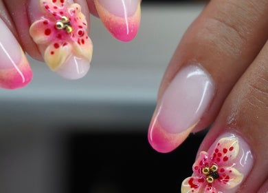 Nail art floral à M & Nails Studio, Saint-laurent-de-mure, Auvergne-rhône-alpes, FR.