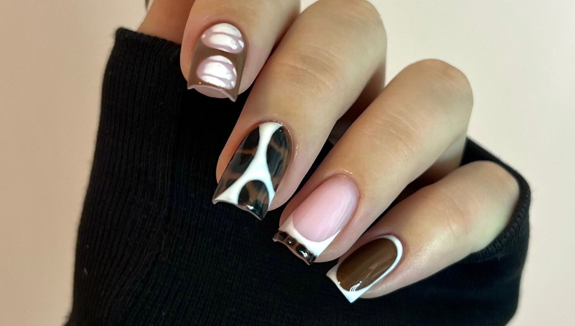 Design d'ongles unique à M & Nails Studio, Saint-laurent-de-mure, Auvergne-rhône-alpes, FR.