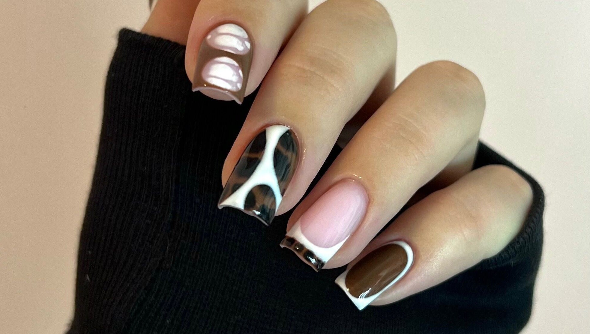 Design d'ongles unique à M & Nails Studio, Saint-laurent-de-mure, Auvergne-rhône-alpes, FR.