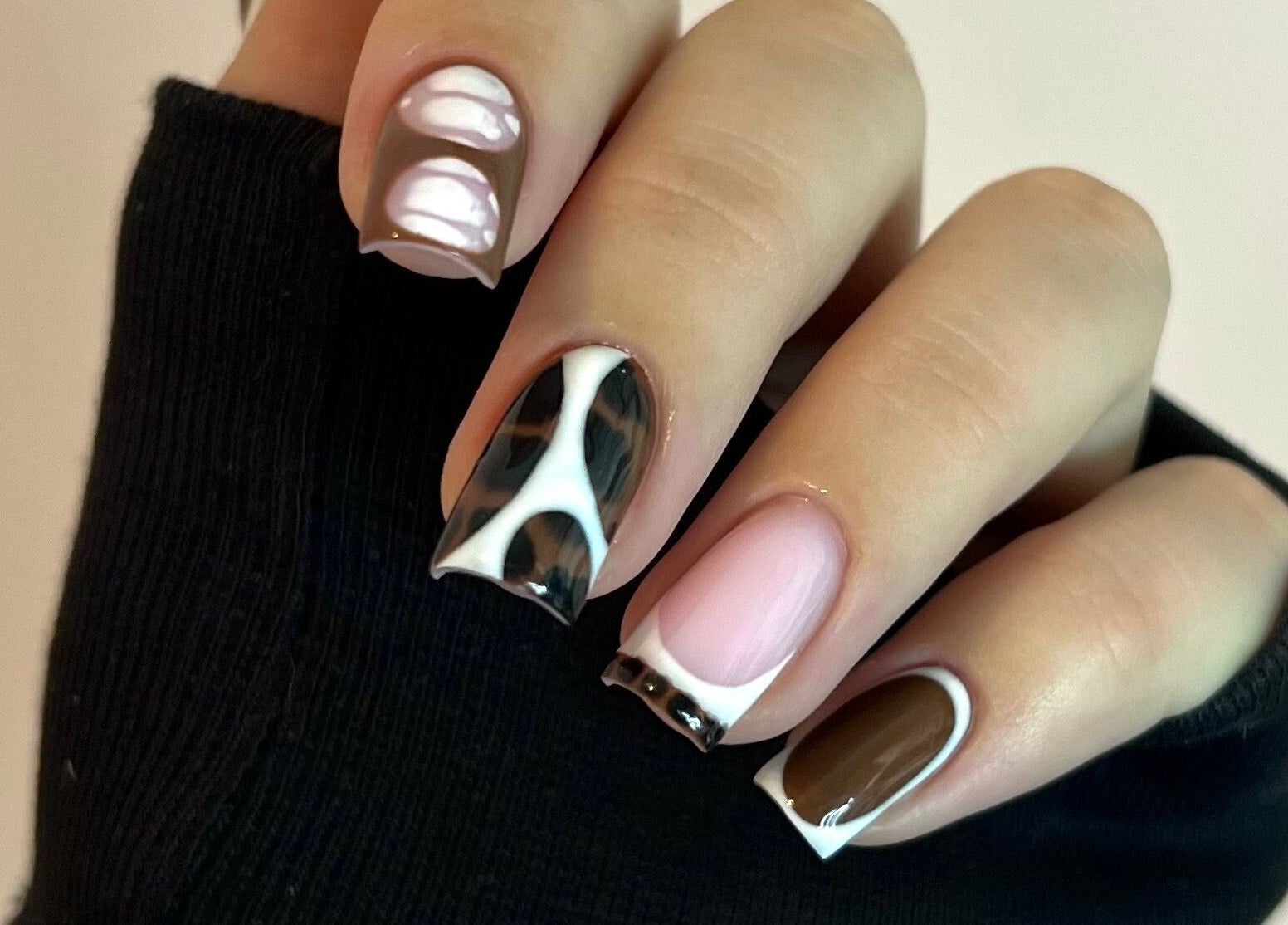 Design d'ongles unique à M & Nails Studio, Saint-laurent-de-mure, Auvergne-rhône-alpes, FR.