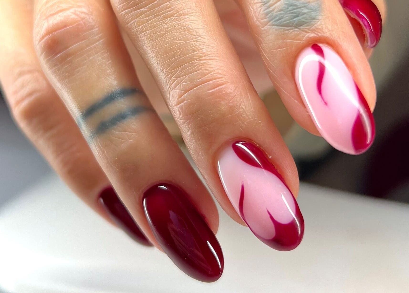 Manucure rouge et rose chez M & Nails Studio, Saint-laurent-de-mure, Auvergne-rhône-alpes, FR.
