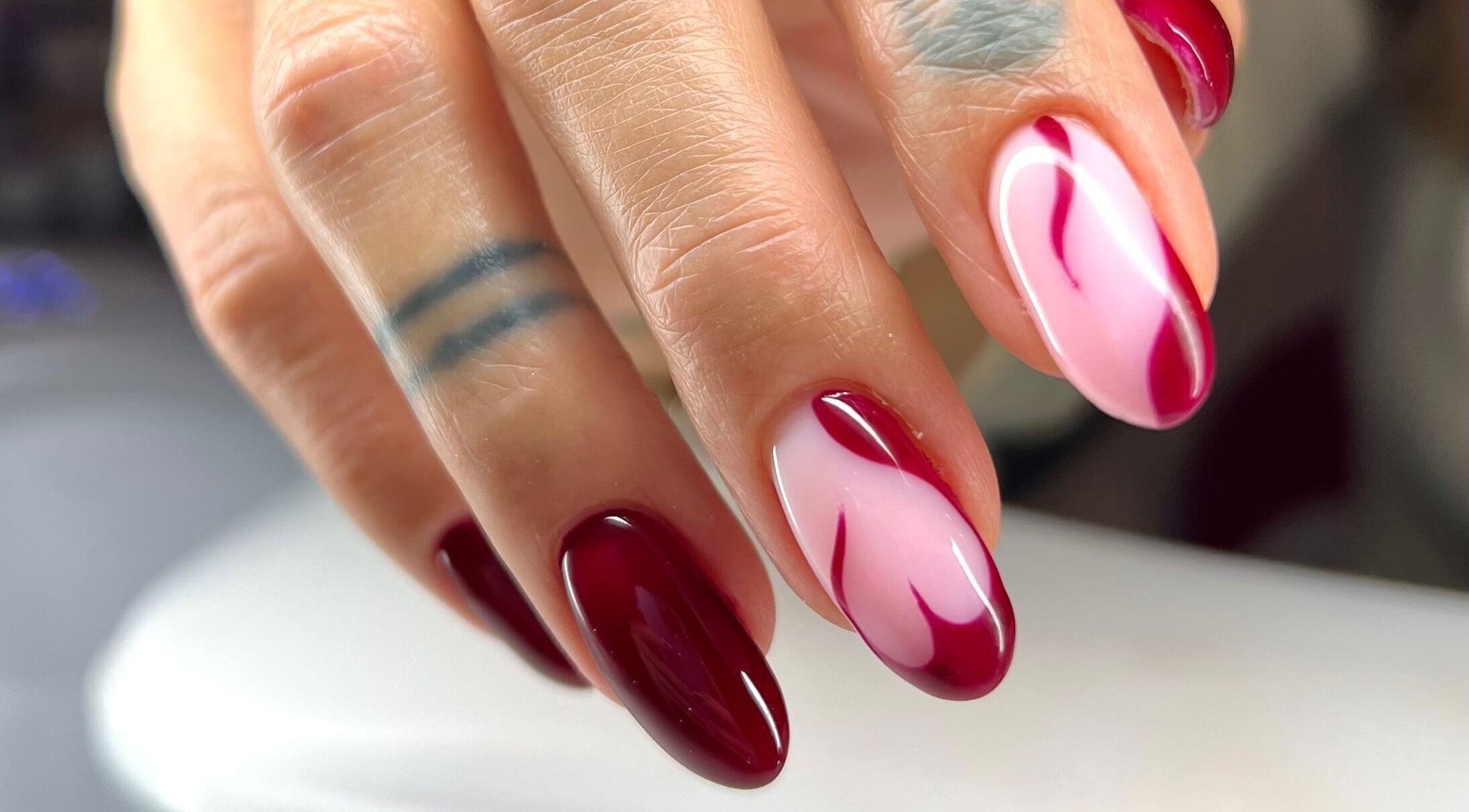Manucure rouge et rose chez M & Nails Studio, Saint-laurent-de-mure, Auvergne-rhône-alpes, FR.