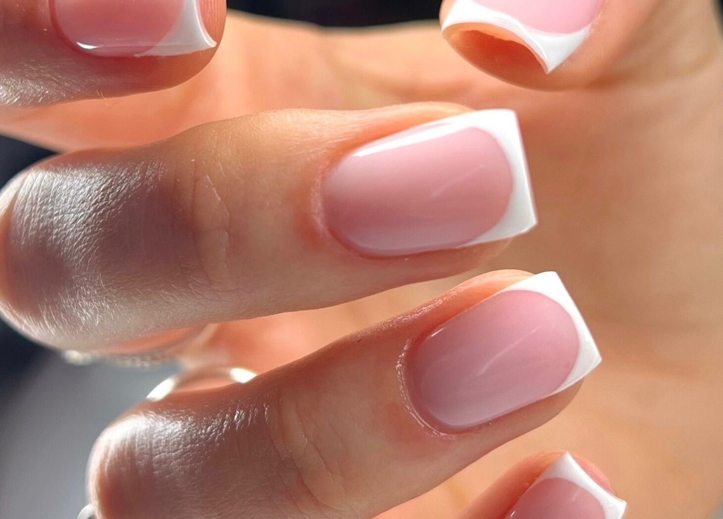 French manucure élégante à M & Nails Studio, Saint-Laurent-de-Mure, Auvergne-Rhône-Alpes, FR.