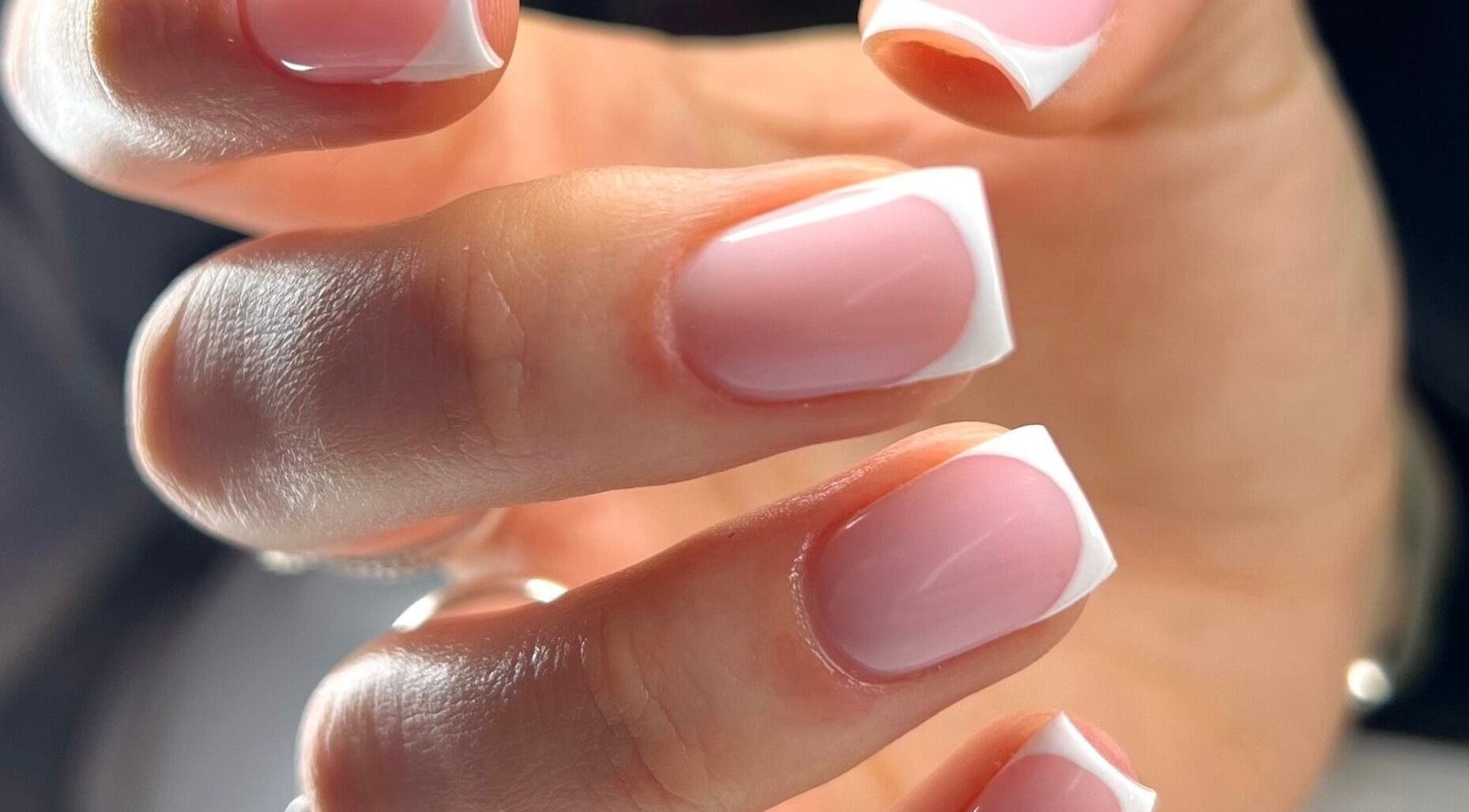 French manucure élégante à M & Nails Studio, Saint-Laurent-de-Mure, Auvergne-Rhône-Alpes, FR.