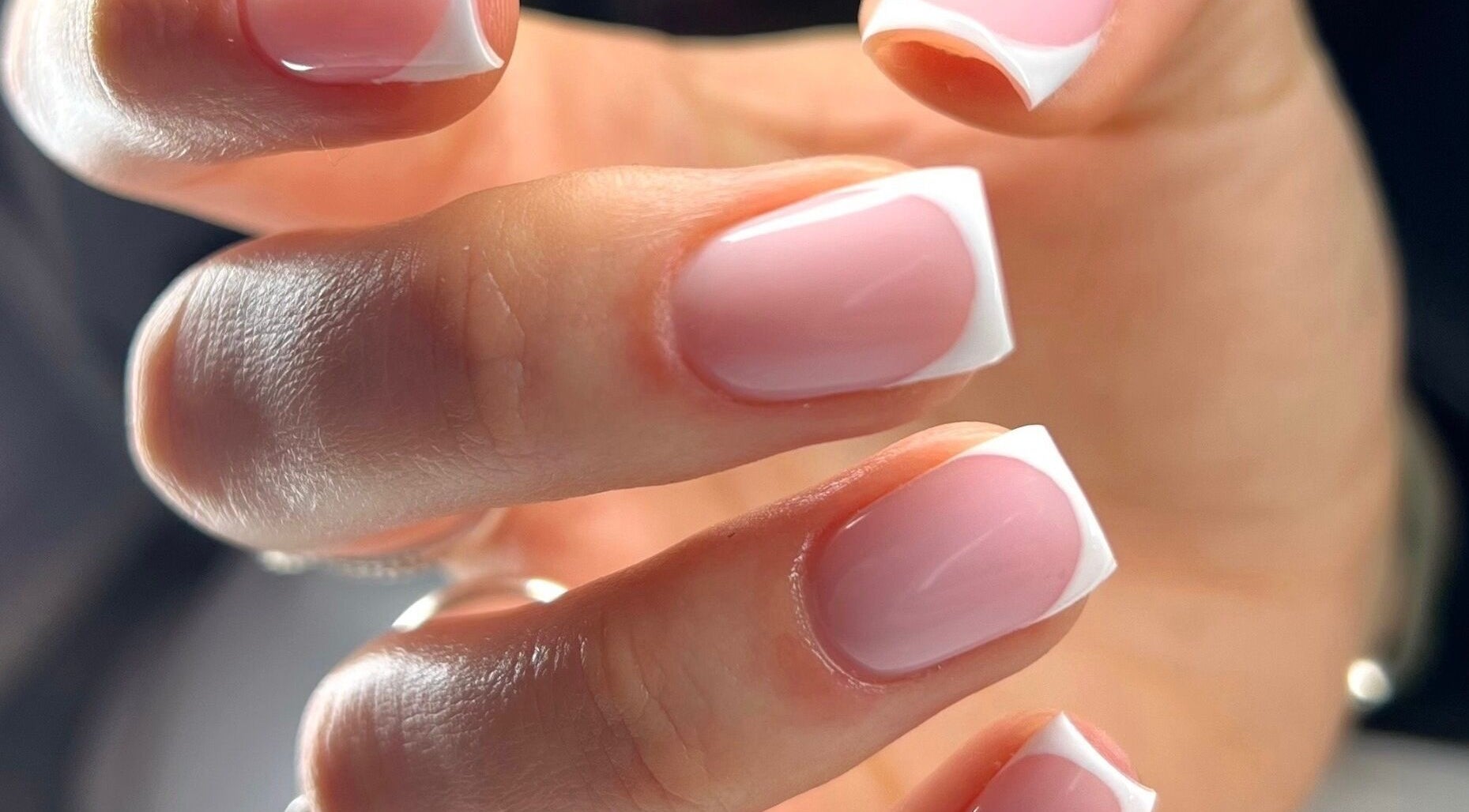 French manucure élégante à M & Nails Studio, Saint-Laurent-de-Mure, Auvergne-Rhône-Alpes, FR.