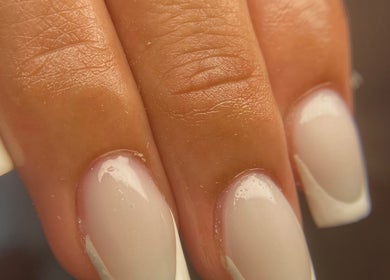 Manucure french raffinée chez Hele’nails à Port-saint-louis-du-rhône, Provence-alpes-côte D'azur, FR.