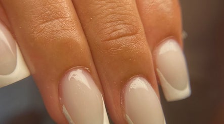 Manucure french raffinée chez Hele’nails à Port-saint-louis-du-rhône, Provence-alpes-côte D'azur, FR.