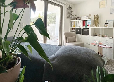 Intérieur lumineux chez Susana MARQUES - Coach de Vie, à Differdange, LU, avec plantes et décor apaisant.