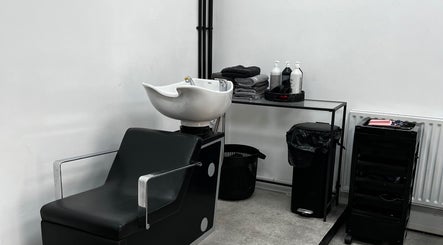 Modern wash station at SK & Co Salon in Hatfield, England, GB with sleek black and white design.