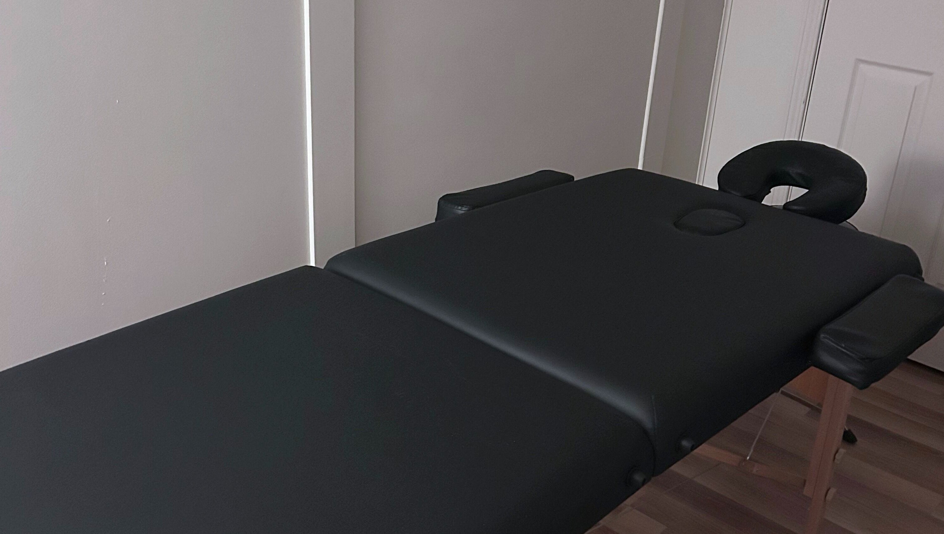 Table de massage moderne chez Paü & Visage, Ripon, Québec, CA, offrant confort et relaxation.