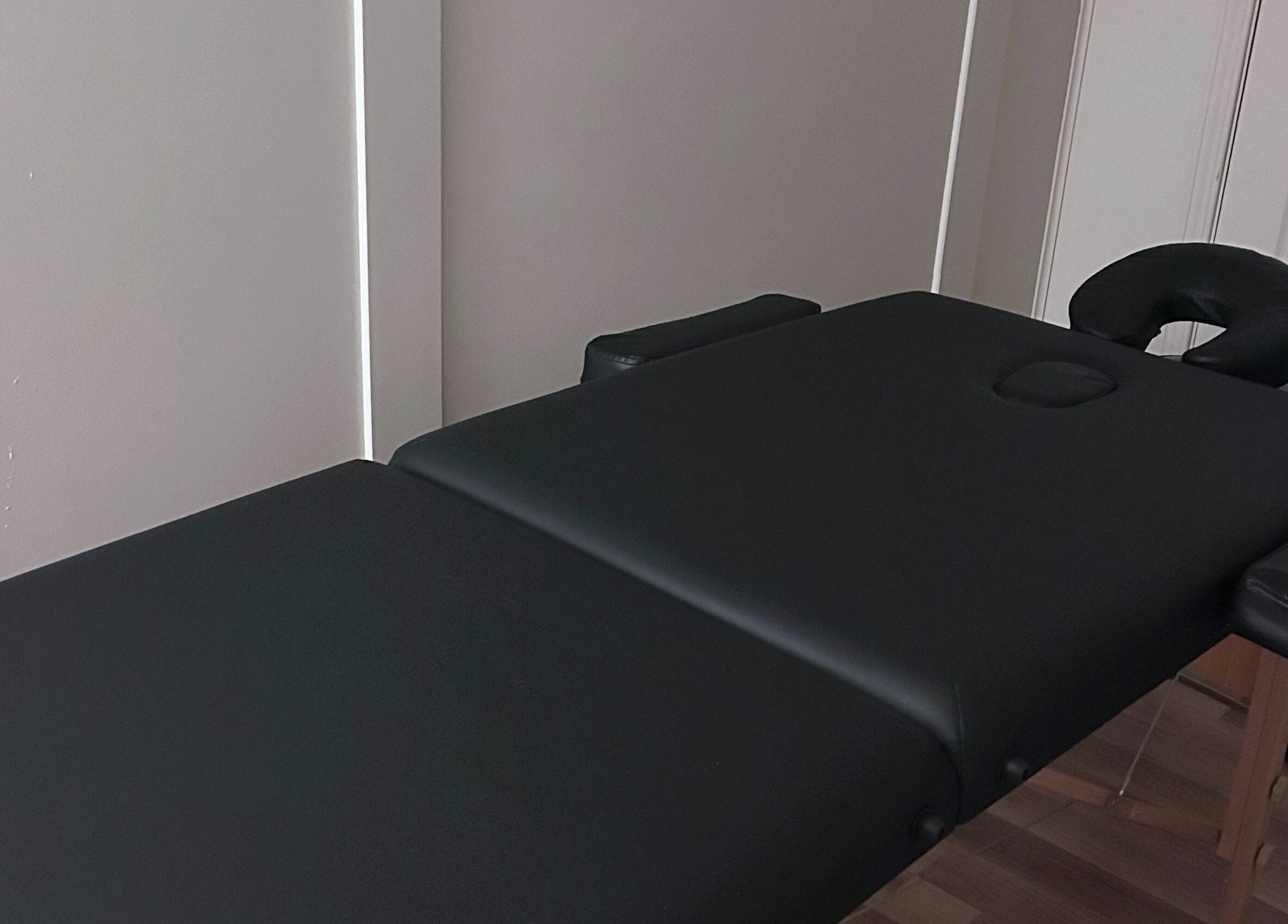 Table de massage moderne chez Paü & Visage, Ripon, Québec, CA, offrant confort et relaxation.