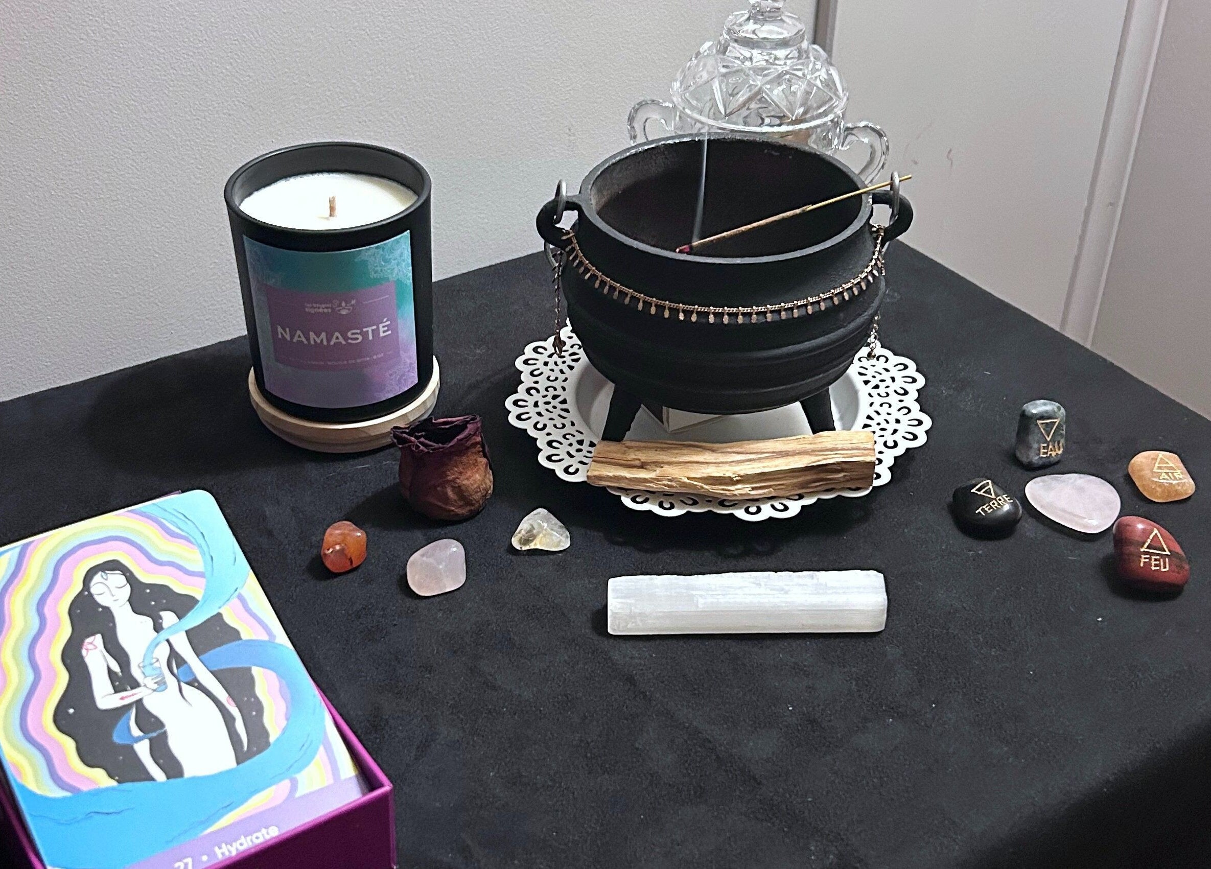 Tableau détente avec bougie, cristaux et encens chez Paü & Visage, Ripon, Québec, CA.