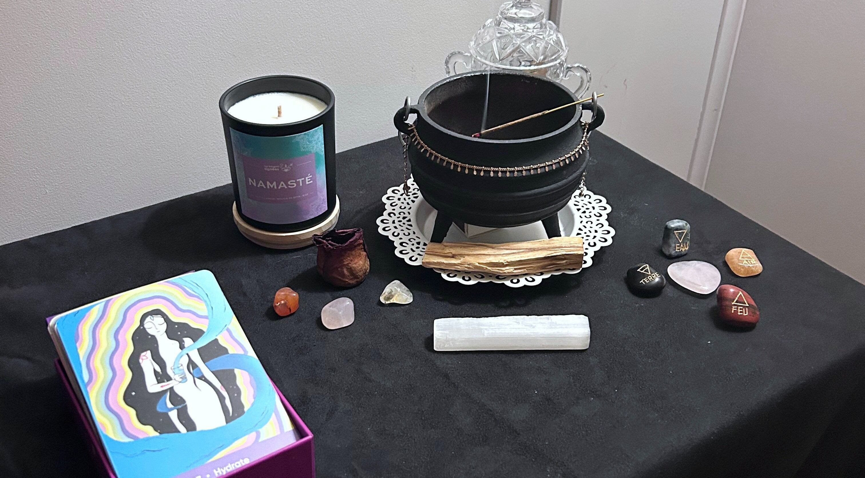 Tableau détente avec bougie, cristaux et encens chez Paü & Visage, Ripon, Québec, CA.