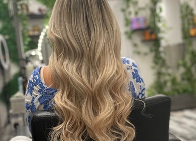 Long, wavy blonde hair at Bouma hair boutique, Nicosia, Lefkosia, CY. Elegant, stylish hair salon ambiance.