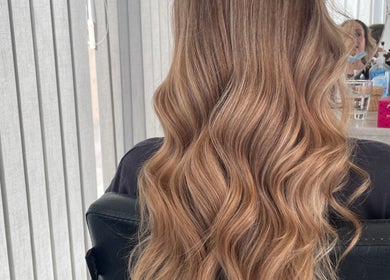 Stylish wavy blond hair at Bouma hair boutique, Nicosia, Lefkosia, CY. Perfectly styled salon curls.