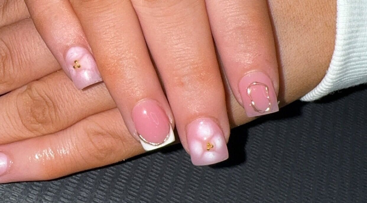 Stylish pink nail art with gold detail at Bee’s Beauty, Coventry, England, GB.
